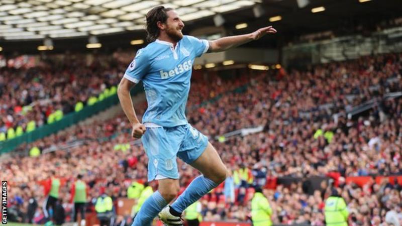 Stoke snatch late draw at Manchester United